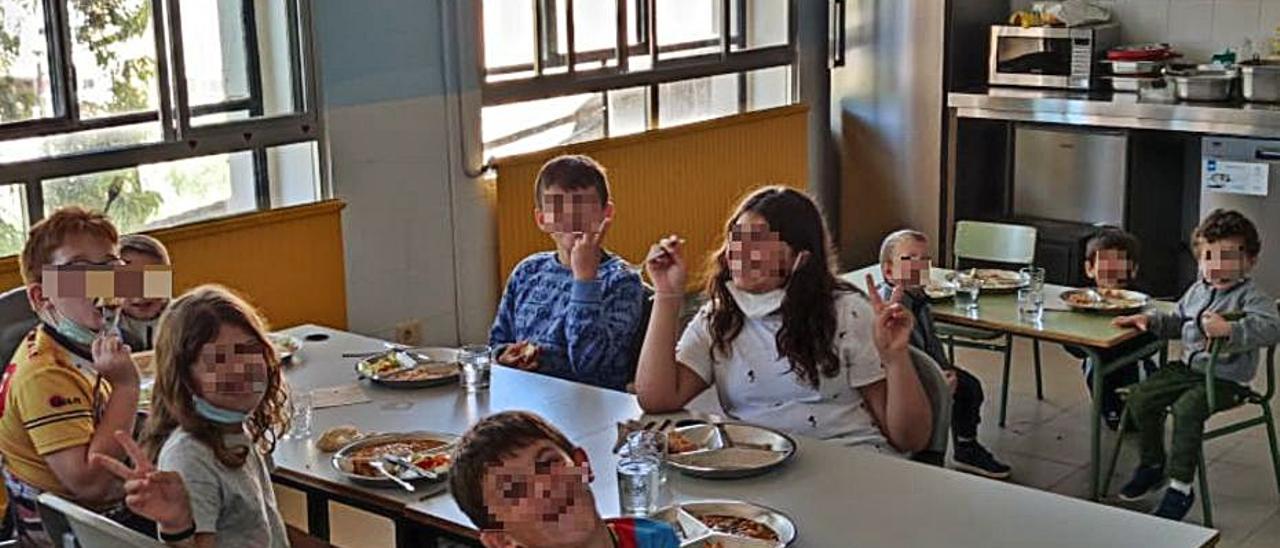 Los alumnos y alumnas del colegio de Gàtova, en el comedor. | L-EMV