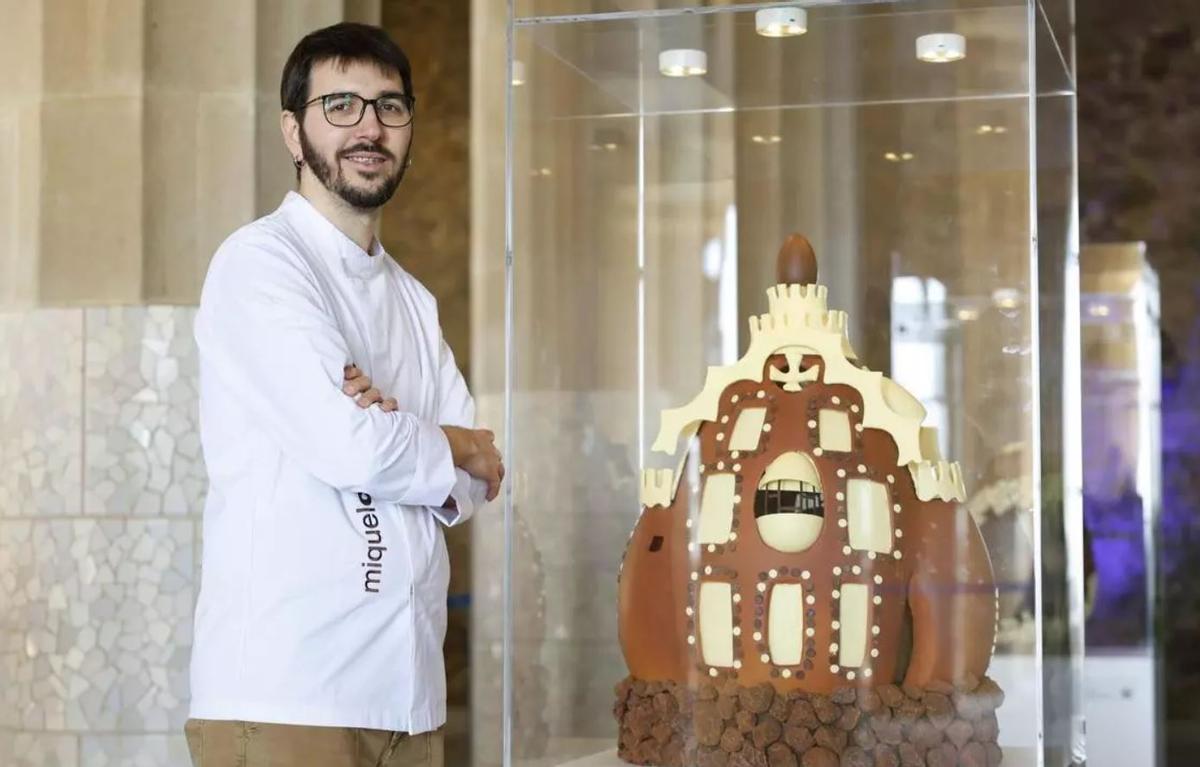 EL figuerenc Miquel Chamorro amb la seva obra, 'La Casa del guarda'.