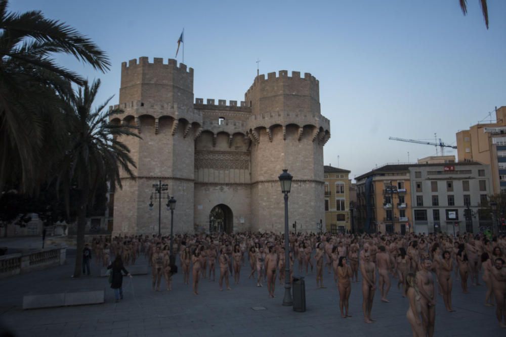 Spencer Tunick desnuda a 2.000 personas en València frente a las Torres de Serranos