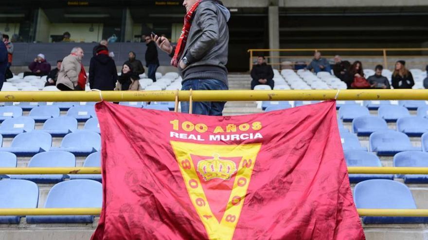 &quot;El delantero se lleva el balón con la mano  en el gol, pero no vale de nada lamentarse&quot;