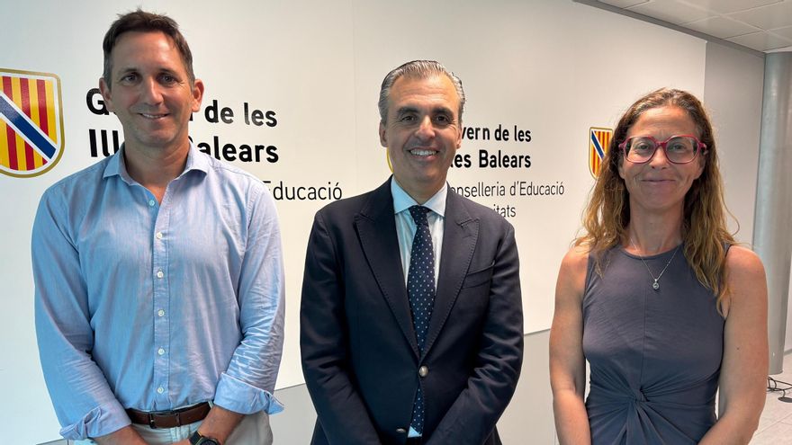 Los delegados territoriales de Ibiza y Menorca, con el conseller Antoni Vera, en el centro.