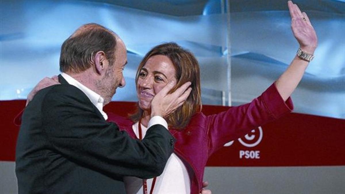 Rubalcaba y Chacón, en el congreso de Sevilla, tras conocerse la victoria del primero. Abajo, EL PERIÓDICO del 4 de febrero.