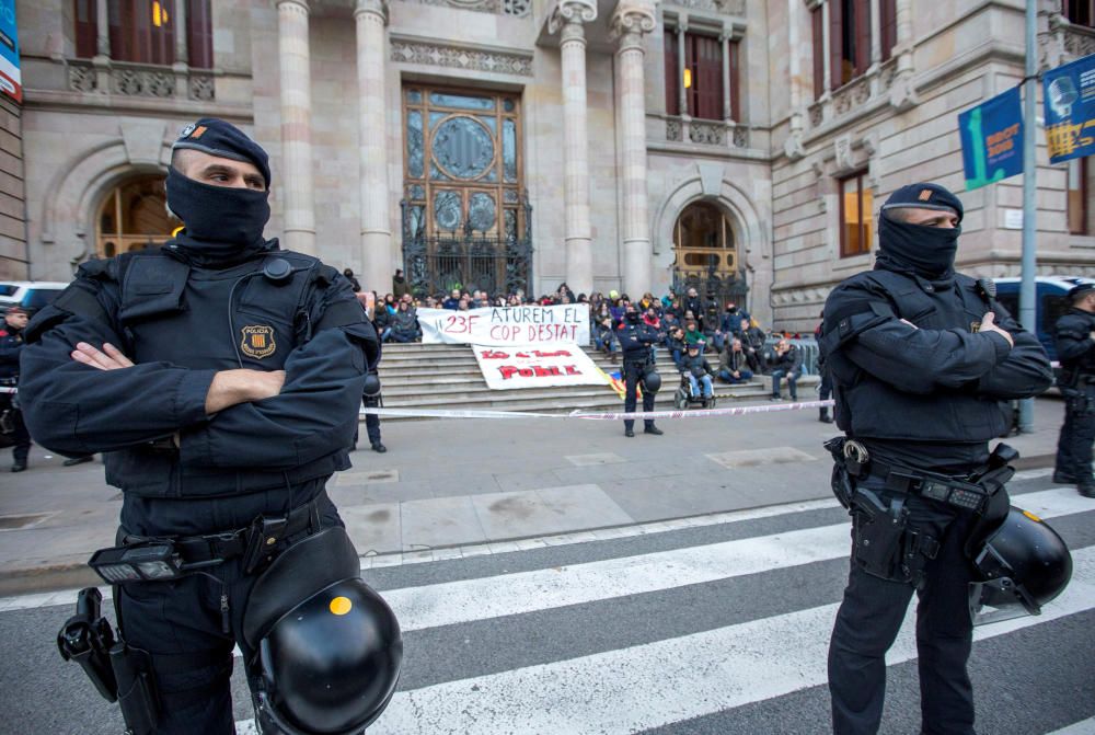 Desallotjament de membres dels CDR que bloquejaven