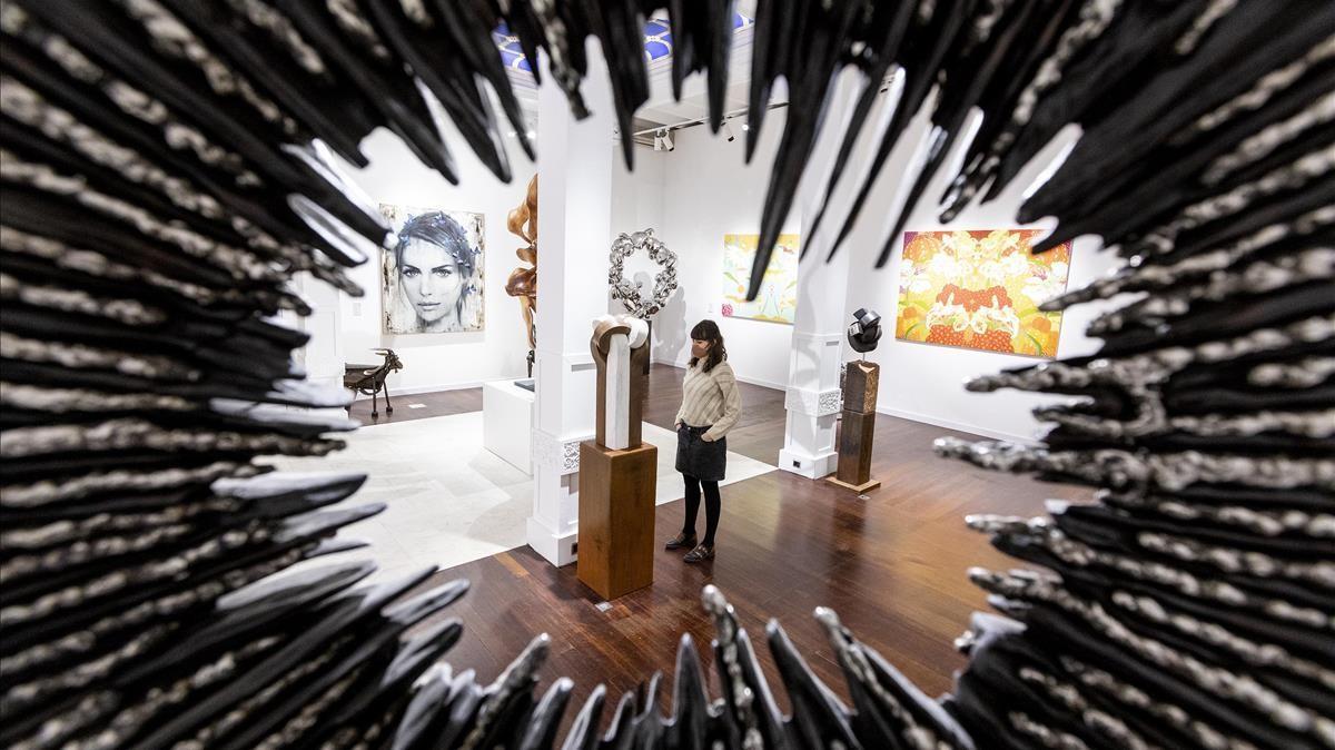 Interior de la sala de exposiciones de la galería Villa del Arte en su nueva sede del paseo de Gràcia.