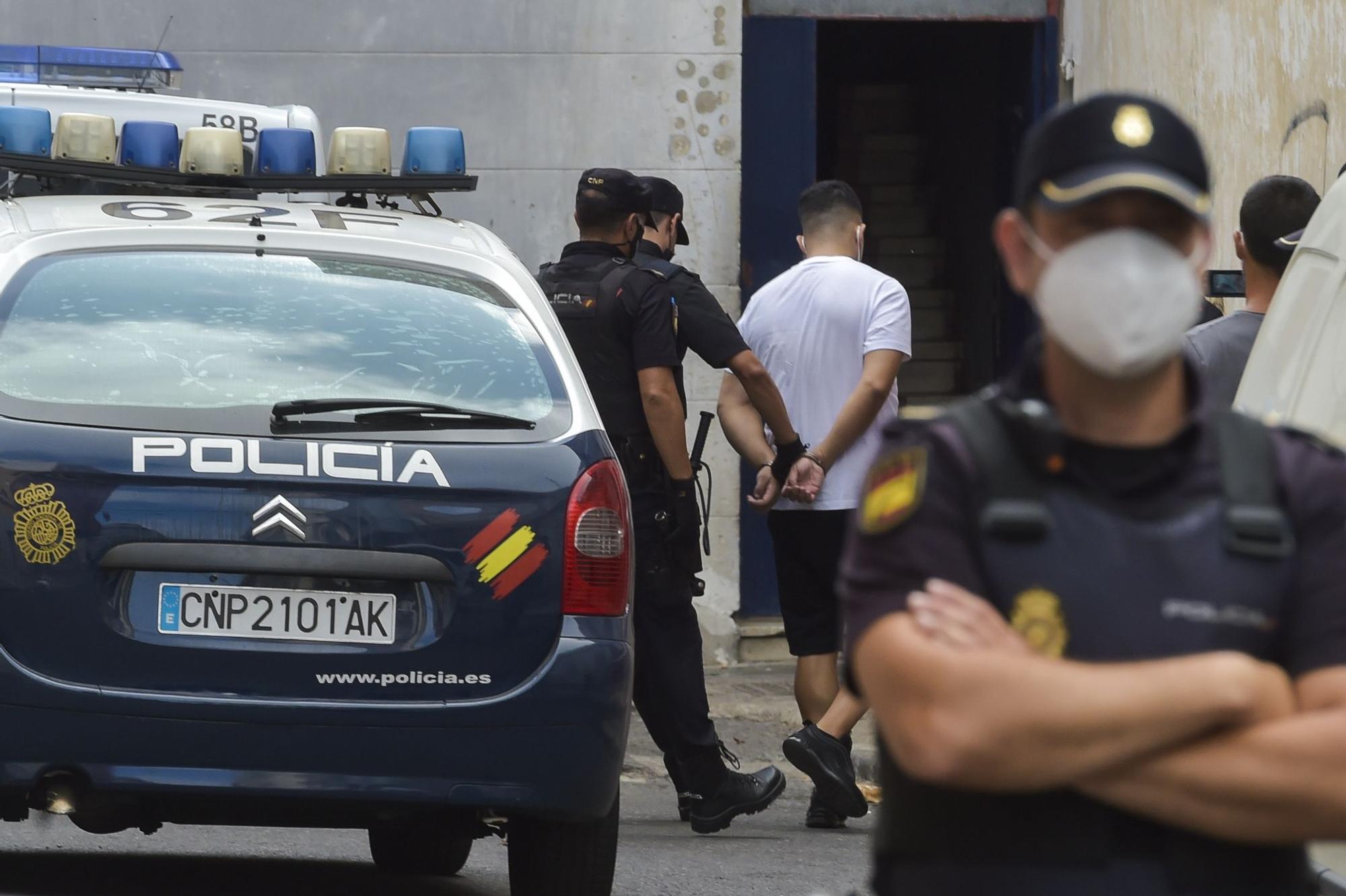 Intervenciones policiales en las calles Andamana y Sanzofé en La Isleta para erradicar puntos de venta de droga (26/08/2021)