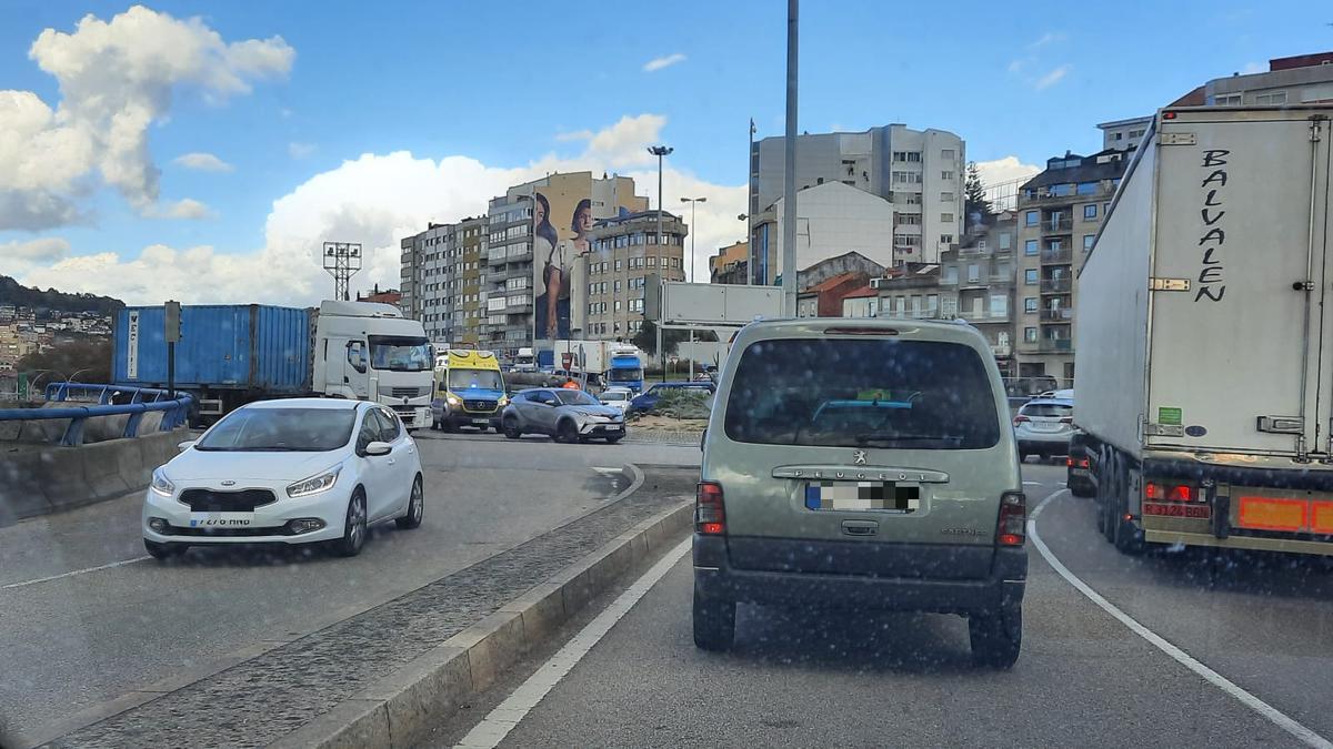 Coches parados debido al atasco formado por el accidente.