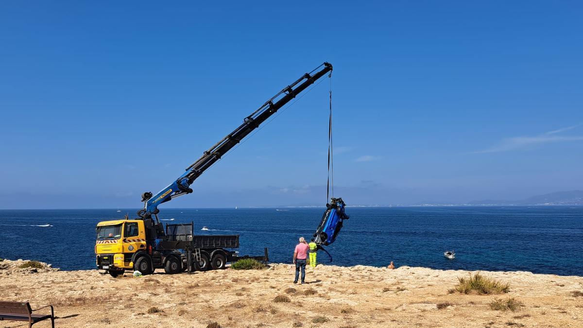 Sacan del mar el coche que cayó en Son Verí
