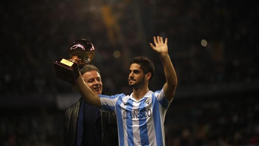 Isco recibe el galardón.