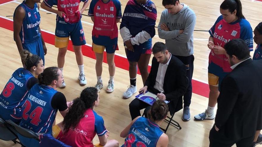 Raul Pérez habla con las jugadoras durante el partido del domingo.