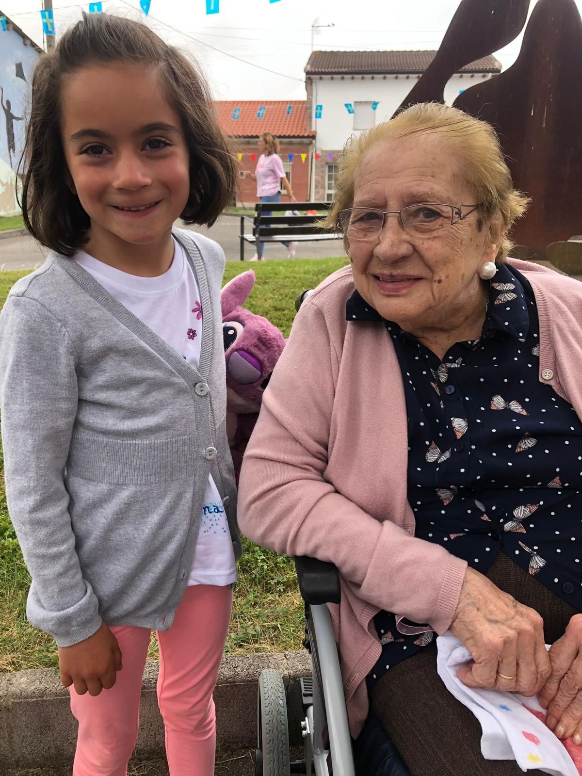 Los escolares de Faes, de visita a los "Güelifriends": así ha sido la singular jornada de convivencia con los abuelos de una residencia