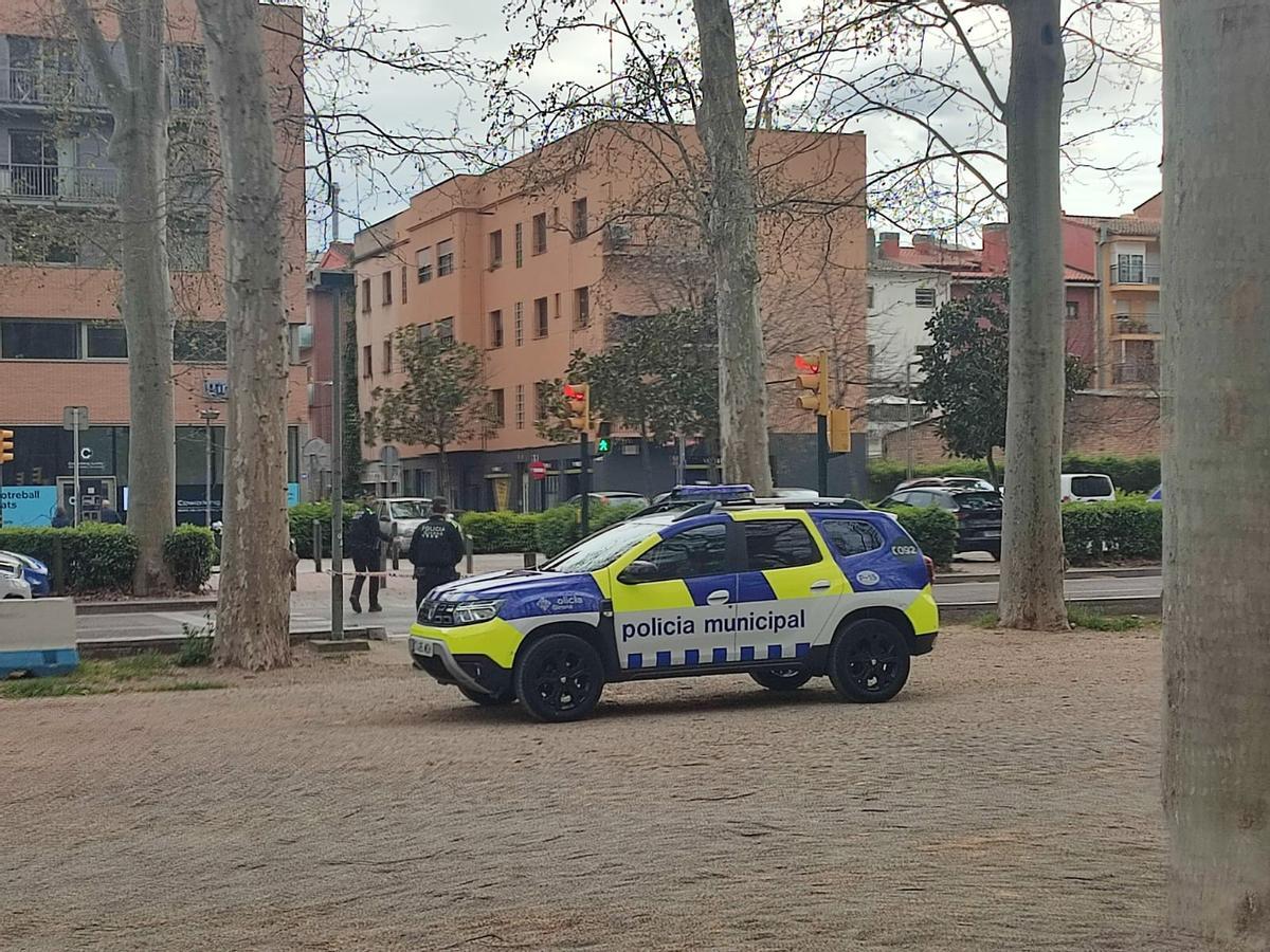Agents de la Policia Municipal de Girona aquest dissabte amb els preparatius per l'episodi de vent a la Devesa.