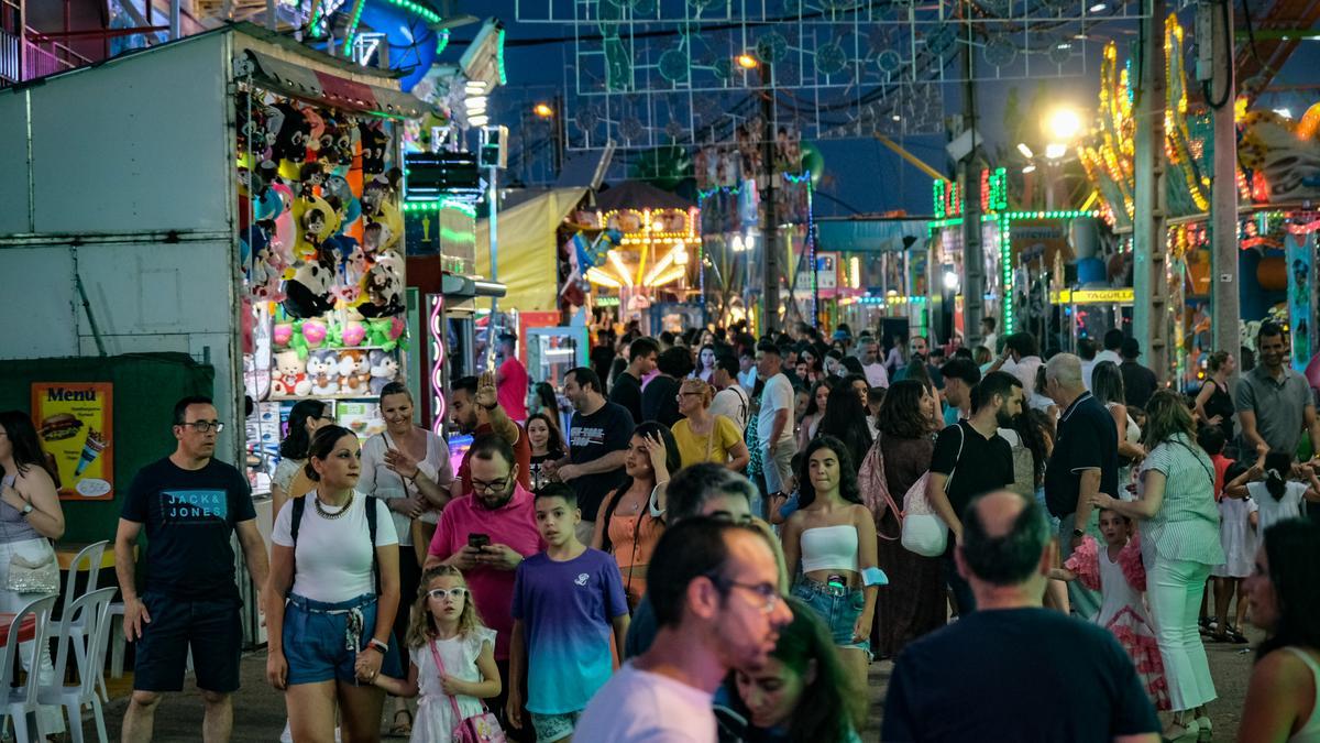 Ambiente en el ferial la noche del viernes, en la zona de atracciones.