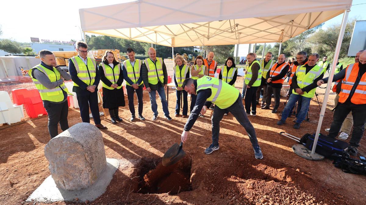 El director de la obra, el ingeniero Jesús Villar, en el acto de colocación de la primera piedra de la rotonda.
