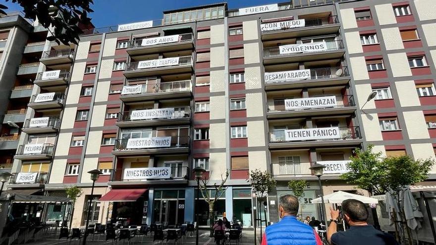 &quot;Aquí se trafica, nuestros hijos tienen pánico&quot;: los vecinos explotan y denuncian con grandes pancartas en sus balcones un &quot;narcopiso&quot; en el centro de Mieres