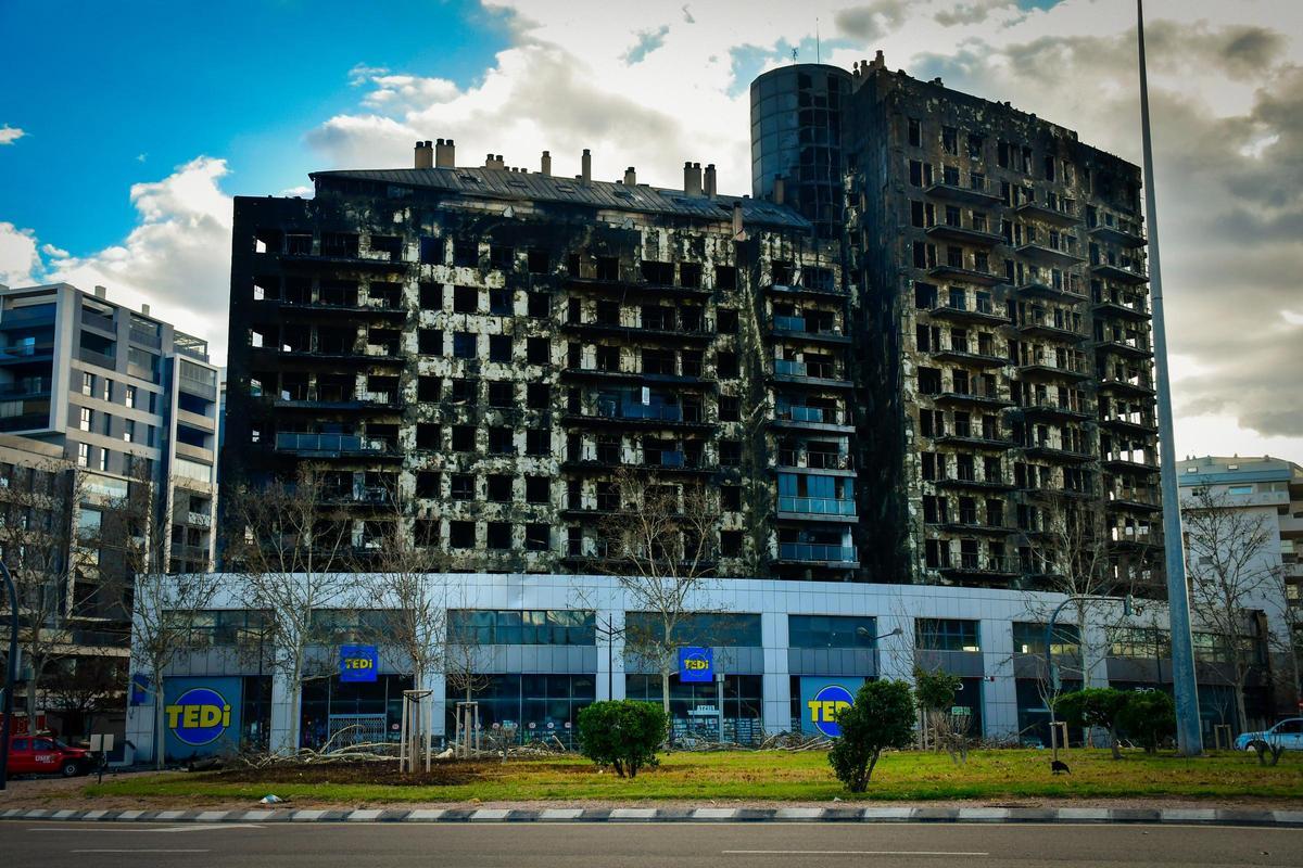 El edificio de Valencia reune vecinos y curiosos