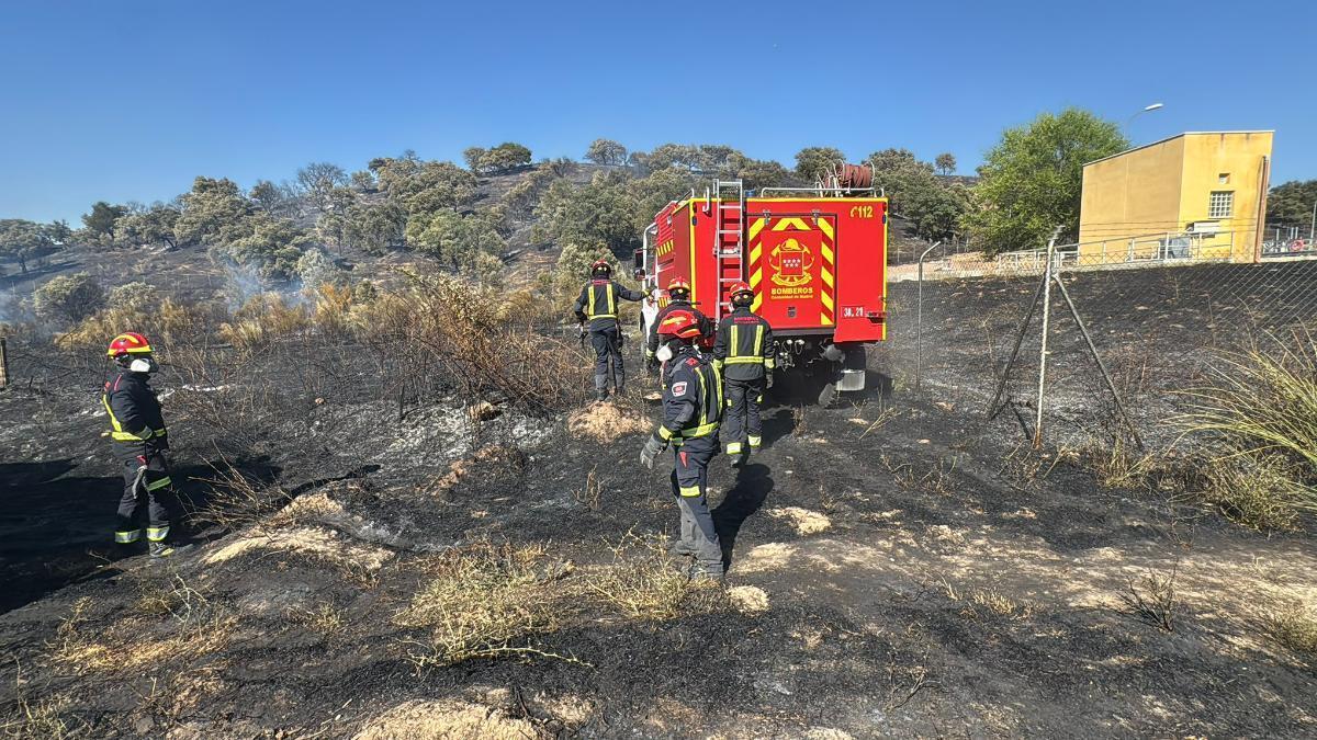 Controlado un incendio de vegetación en Villamantilla tras movilizar cinco helicópteros y diez dotaciones terrestres.