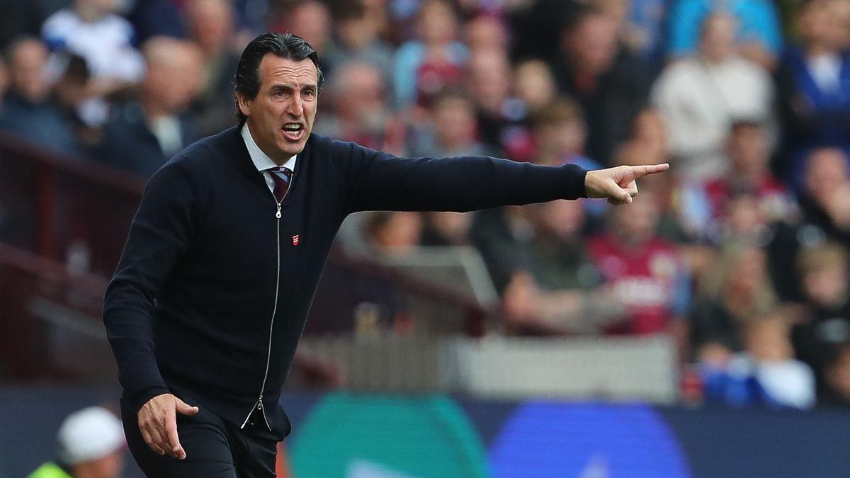 Unai Emery dando indicaciones ante el Brighton and Hove Albion
