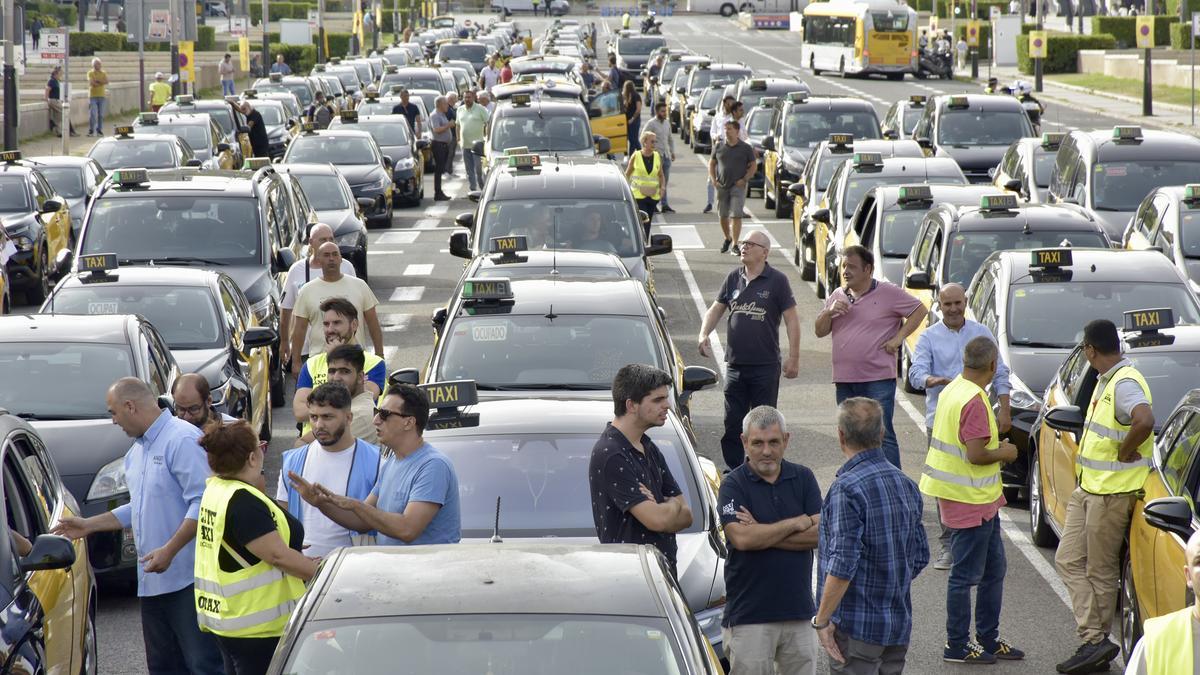 Protesta de los taxistas y marcha lenta en Barcelona