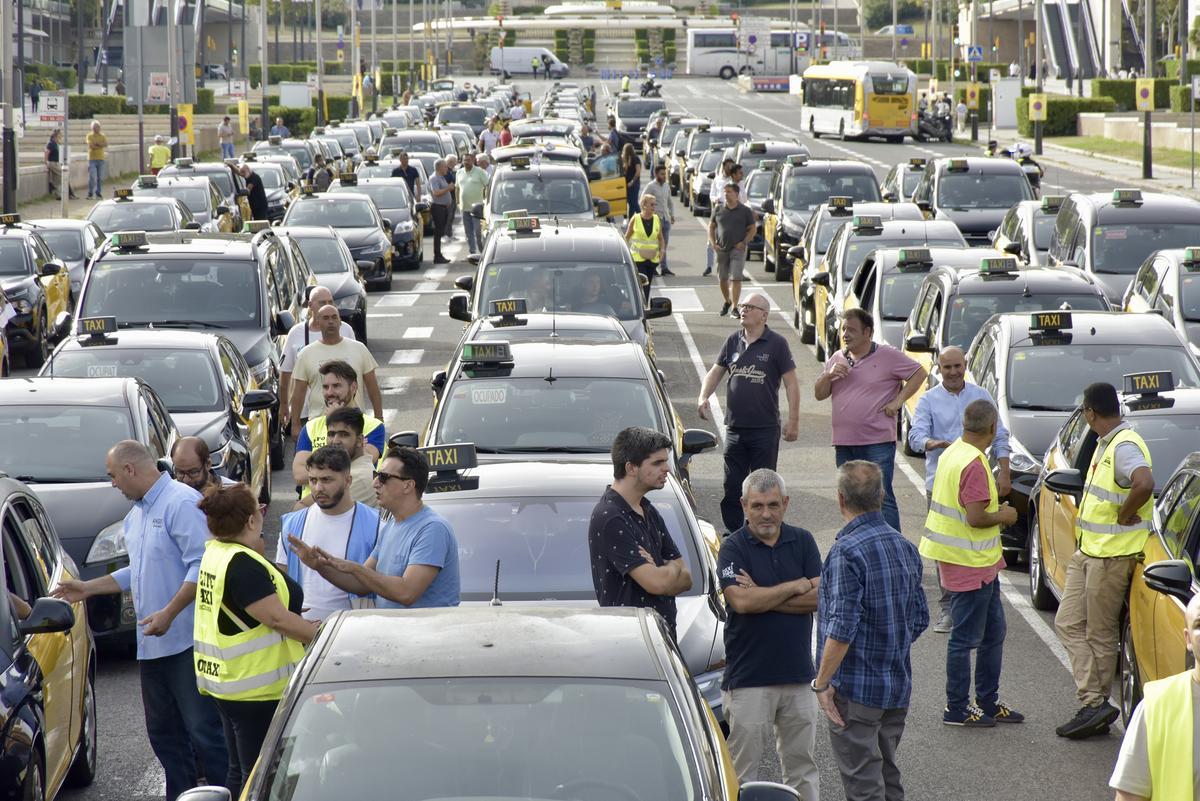 El taxi amenaça de bloquejar Barcelona durant la Diada per protestar contra els «nazis» de Competència