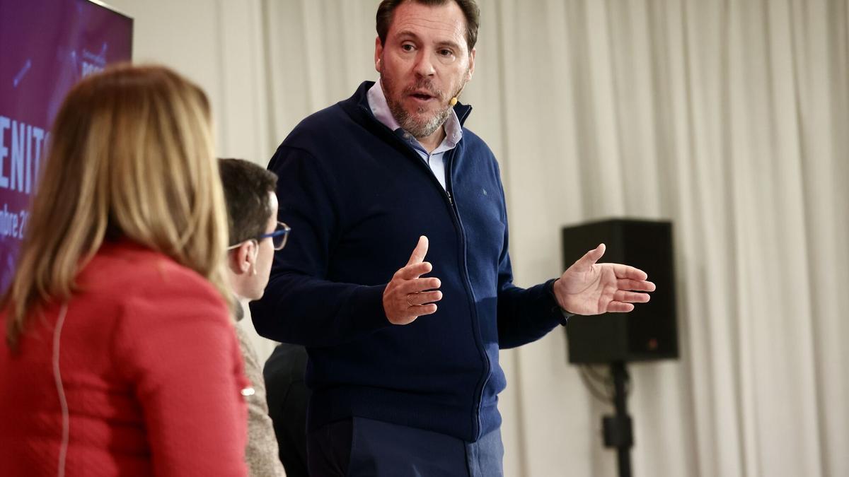 El ministro de Transportes y Movilidad Sostenible, Óscar Puente, interviene durante un acto público, en el Hotel Veracruz, a 21 de noviembre de 2025, en Don Benito, Badajoz, Extremadura (España). Puente acompaña a Gallardo en este acto preelectoral de cara a las elecciones convocadas en Extremadura para el 21 de diciembre de 2025. 21 NOVIEMBRE 2025;ELECCIONES;EXTREMEÑOS;CAMPAÑA;PRECAMPAÑA;SOCIALISTAS;POLÍTICA; Jorge Armestar / Europa Press 21/11/2025. ÓSCAR PUENTE;Jorge Armestar