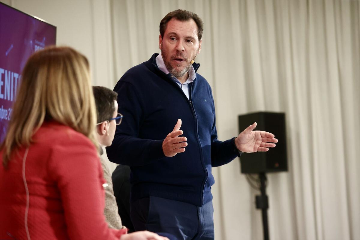 El ministro de Transportes y Movilidad Sostenible, Óscar Puente, interviene durante un acto público, en el Hotel Veracruz, a 21 de noviembre de 2025, en Don Benito, Badajoz, Extremadura (España). Puente acompaña a Gallardo en este acto preelectoral de cara a las elecciones convocadas en Extremadura para el 21 de diciembre de 2025. 21 NOVIEMBRE 2025;ELECCIONES;EXTREMEÑOS;CAMPAÑA;PRECAMPAÑA;SOCIALISTAS;POLÍTICA; Jorge Armestar / Europa Press 21/11/2025. ÓSCAR PUENTE;Jorge Armestar