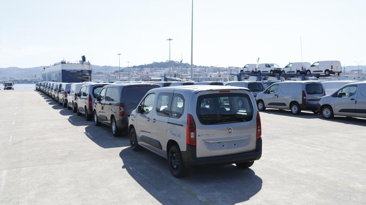 Furgonetas Fiat en la terminal de Bouzas.
