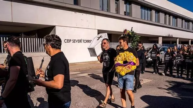 Los docentes de Castelló representan el 'entierro' de la educación pública