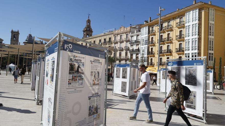 Levante-EMV expone 150 portadas para la historia en la plaza de la Reina