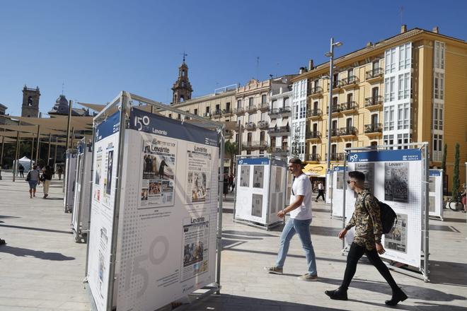 Levante-EMV expone 150 portadas para la historia en la plaza de la Reina