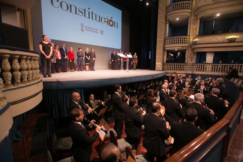 La Generalitat en pleno celebra en Alicante las cuatro décadas de la Carta Magna con un acto institucional en el Teatro Principal que llega en medio de los ataques al modelo territorial y de la alerta ultra.