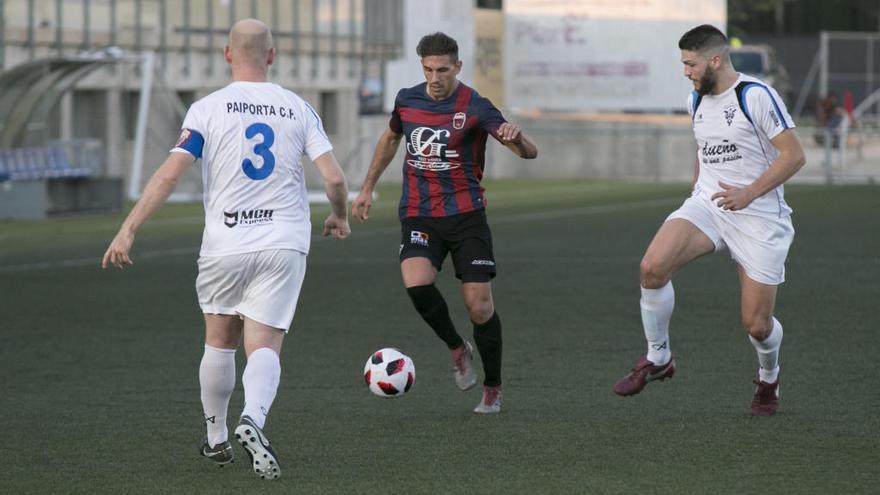 Ardevínez ante dos jugadores del Paiporta.