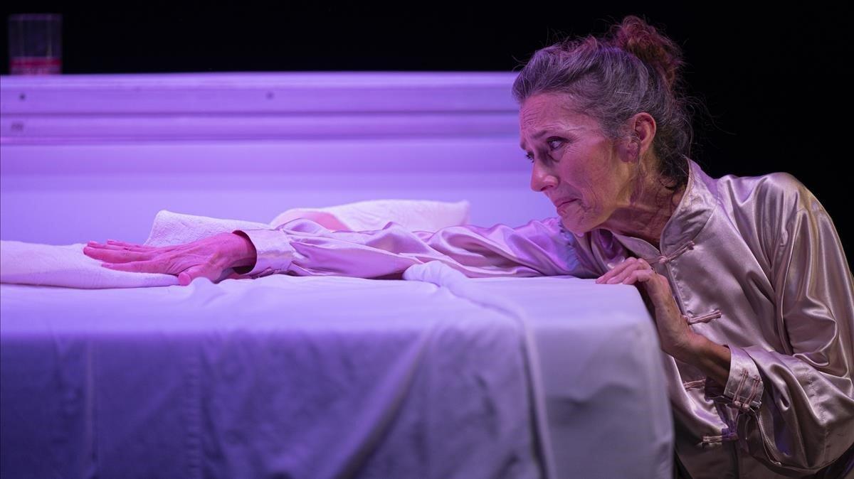 Lluïsa Mallol en un momento de ’La dona trencada’, que ofrece el TNC de jueves a domingo en la Sala Tallers. Lluïsa Mallol en un momento de ’La dona trencada’, que ofrece el TNC de jueves a domingo en la Sala Tallers.