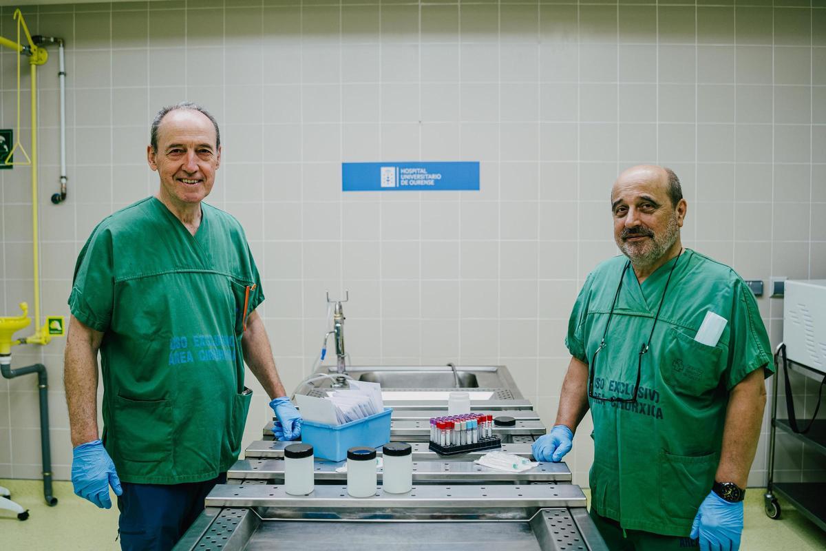 Los forenses Fernando Serrulla y Julio Jiménez, en la mesa de autopsias del hospital de Ourense.