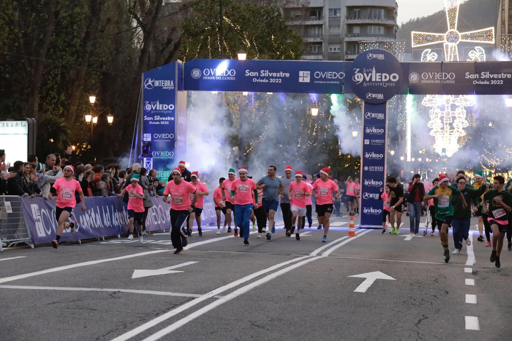 En imágenes: Jaime Bueno (Univerisad de Oviedo) y Mariam Benkert triunfan en la San Silvestre de Oviedo