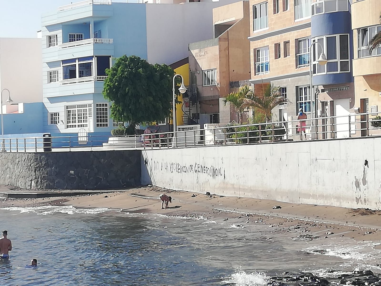 Mensajes de arena de una niña contra la violencia de arena y el bullying en Arinaga