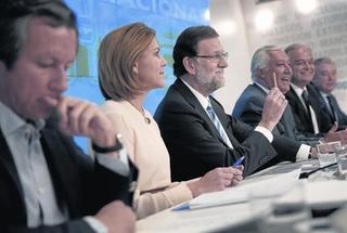 Rajoy reprende al PP, evita autocríticas y se aferra a la economía