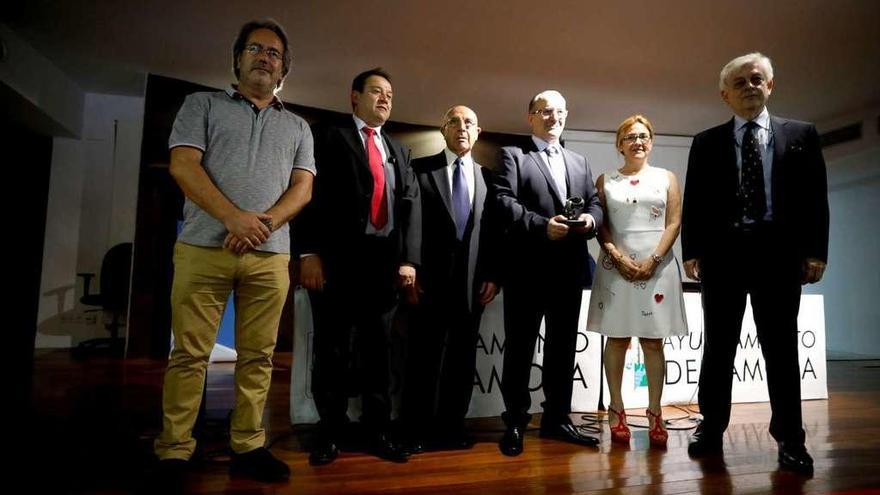 José Antonio Rodríguez Revilla recibe el premio de manos del presidente de CEOE-Cepyme, José María Esbec.