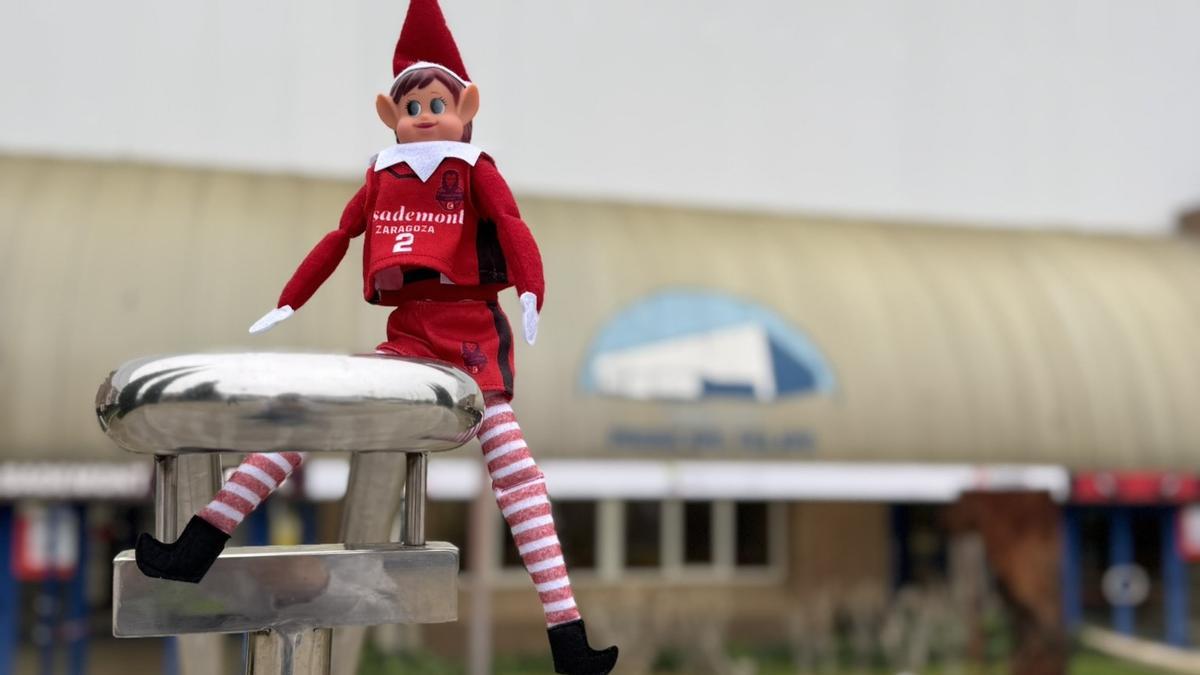 El elfo del Casademont Zaragoza, en los aledaños del pabellón Príncipe Felipe.