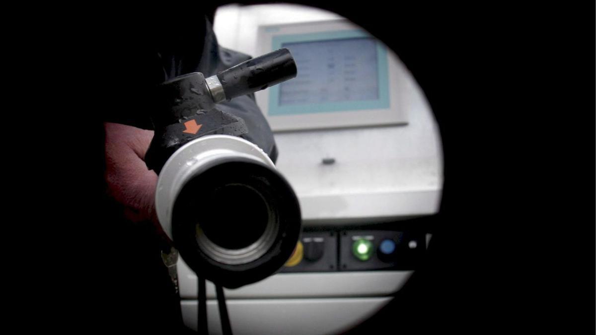 La manguera de un surtidor de combustible, antes de entrar en el depósito de un vehículo.
