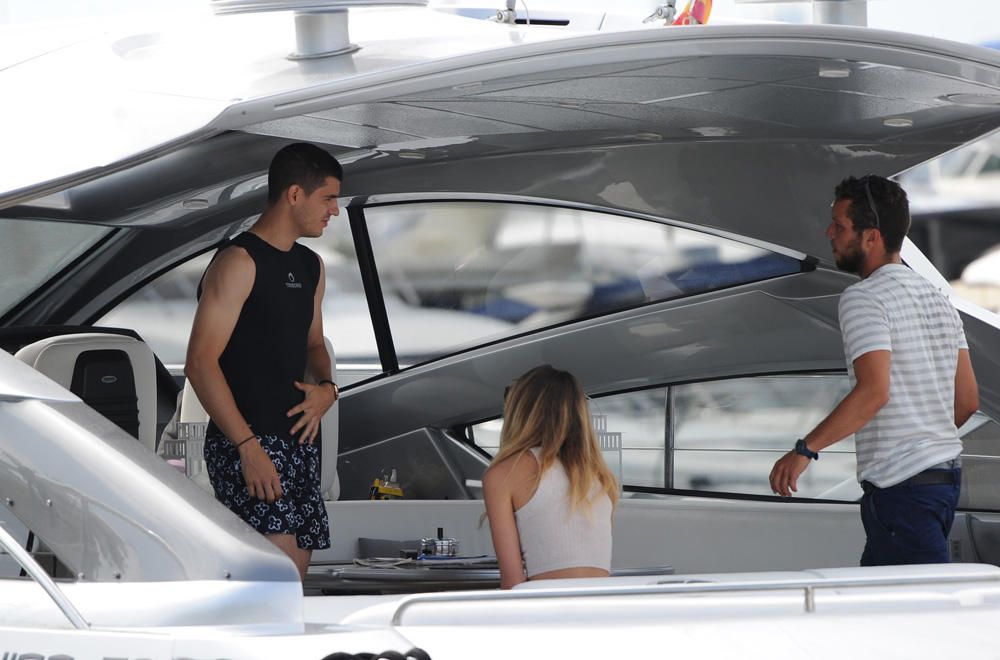 A bordo de un yate, Álvaro Morata aparece relajado con su novia y un amigo mientras el Real Madrid decide en qué club jugará la próxima temporada.