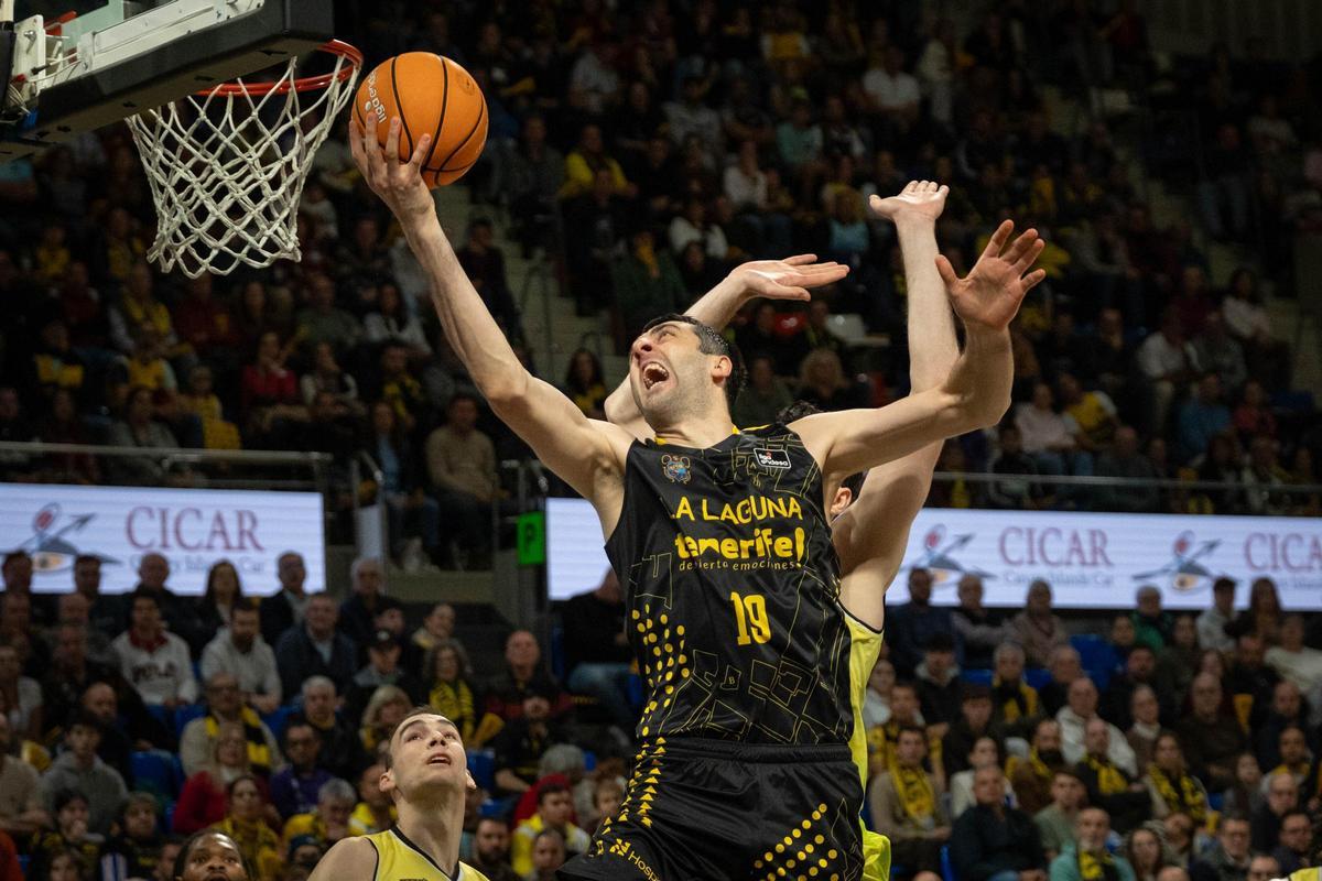 Shermadini trata de anotar ante la defensa de Góloman