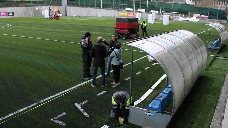 Operarios, miembros del patronato deportivo y de la Federación Asturiana, supervisando los trabajos ayer.