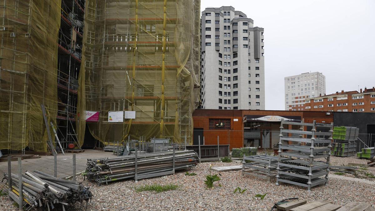 Trabajos en una de las torres de La Estrella, con la otra al fondo con su fachada ya terminada, el pasado abril.