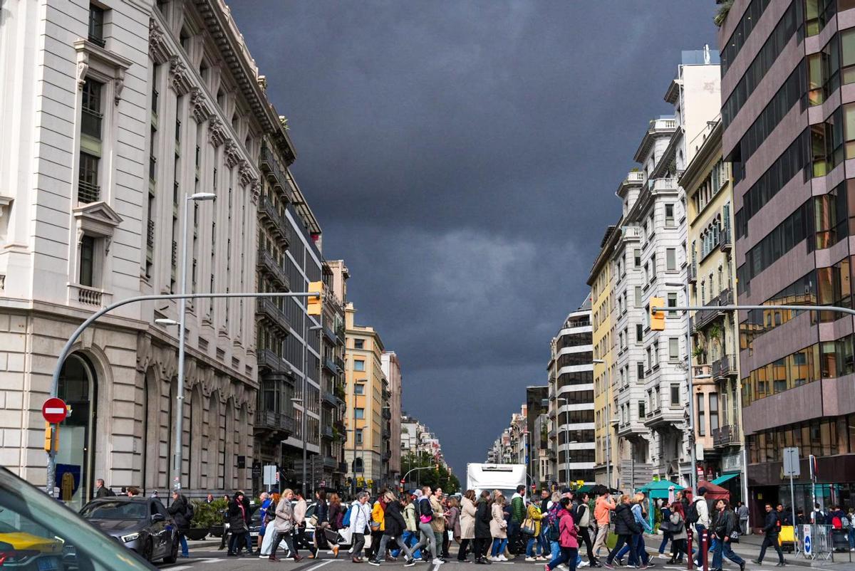 El tiempo amenaza la jornada de Sant Jordi con lloviznas esporádicas durante el lunes
