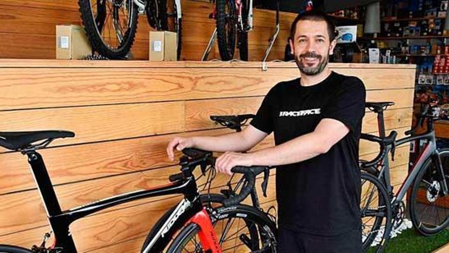 El propietario de Ciqlo Bike Store de Betanzos, Bruno Vázquez, posa con una bici de su tienda.