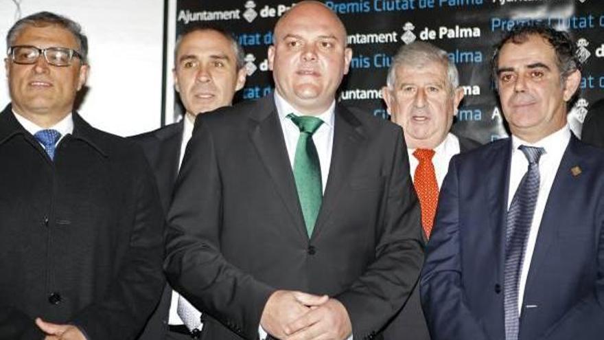 Biel Serra (centro y con corbata verde TIL) junto a otros alcaldes del PP. Despistando a propios y extraños, el &#039;pobler&#039; ha anunciado esta semana que no repetirá en 2015. No será el único de la foto.