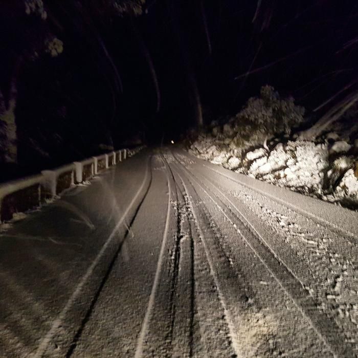 Schnee im Mallorca-Gebirge verursacht Staus