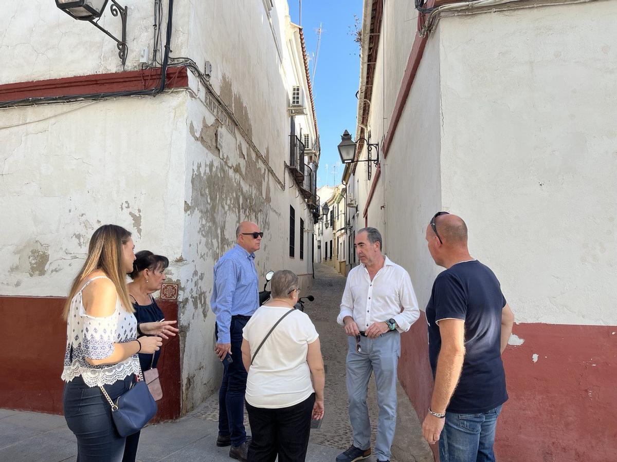 Antonio Álvarez, reunido con vecinos de la zona.