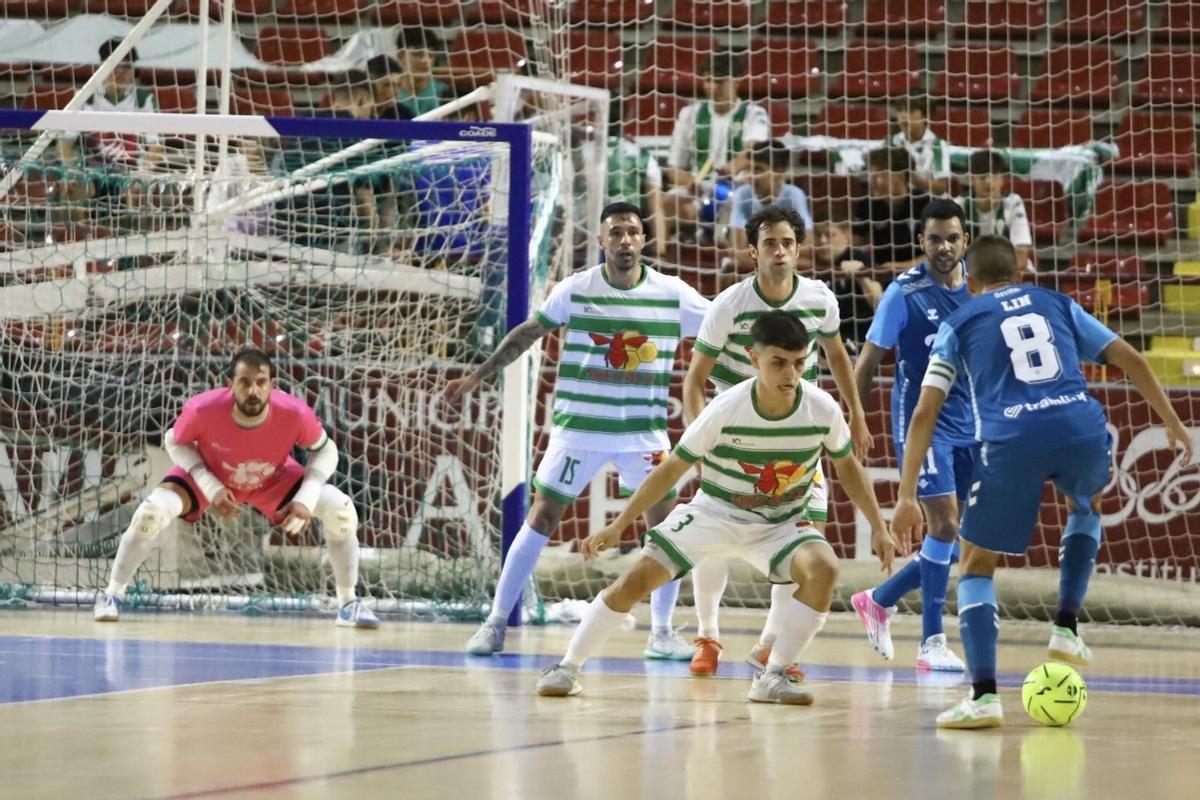 Fabio Alvira, a la izquierda de la imagen, defiende la protería del Córdoba Futsal en un amistoso.