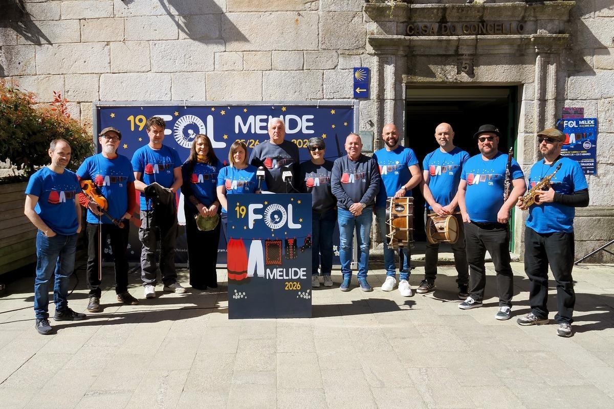 Autoridades e músicos na presentación da Foliada de Melide 2026